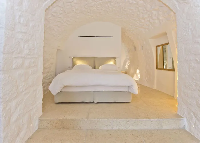 Pirgos Mavromichali Otel